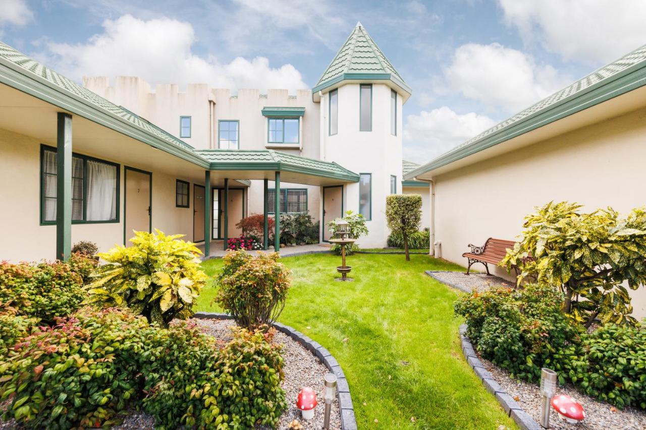 Camelot Motor Lodge And Conference Centre Palmerston North Exterior photo