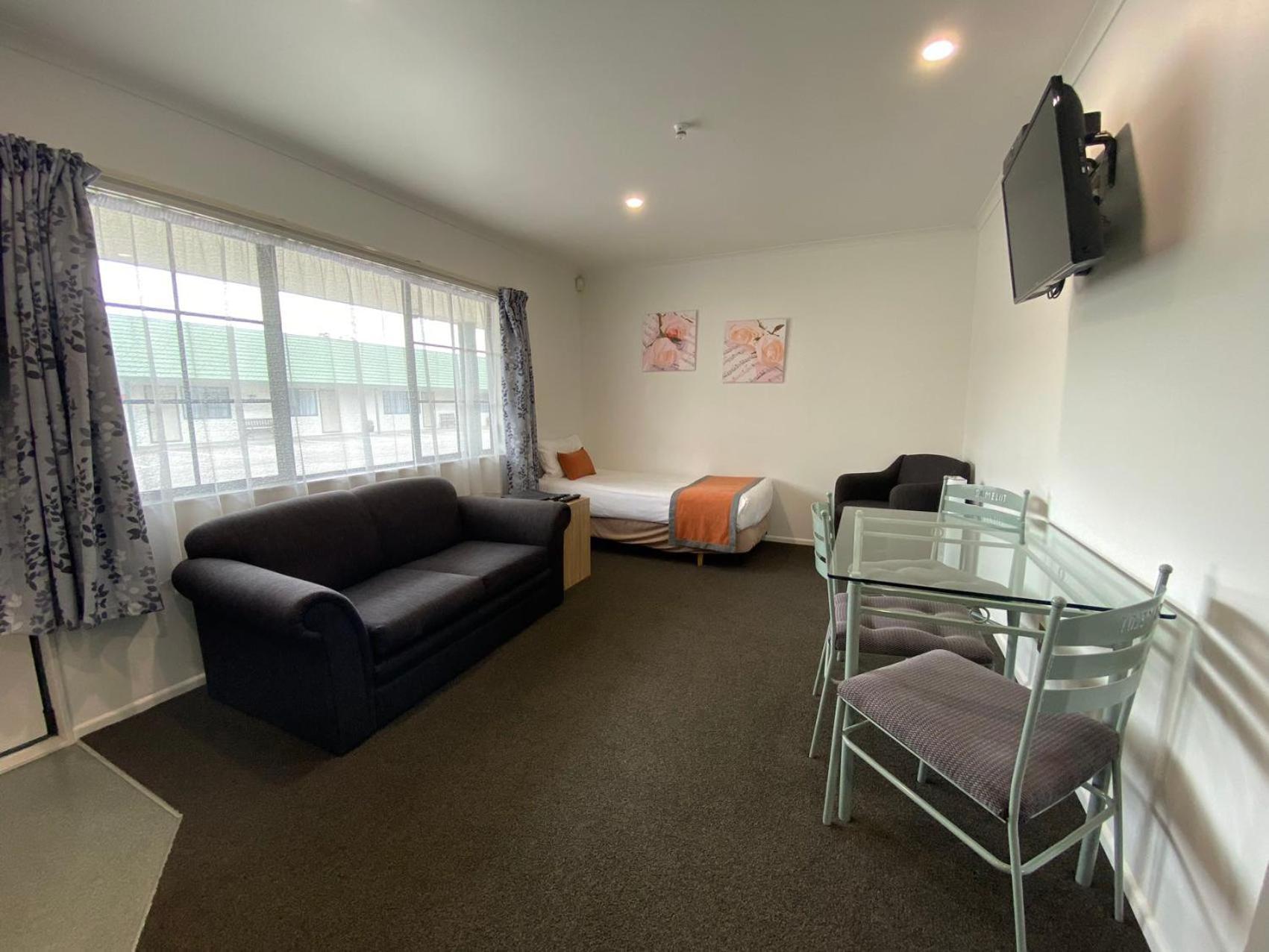 Camelot Motor Lodge And Conference Centre Palmerston North Exterior photo