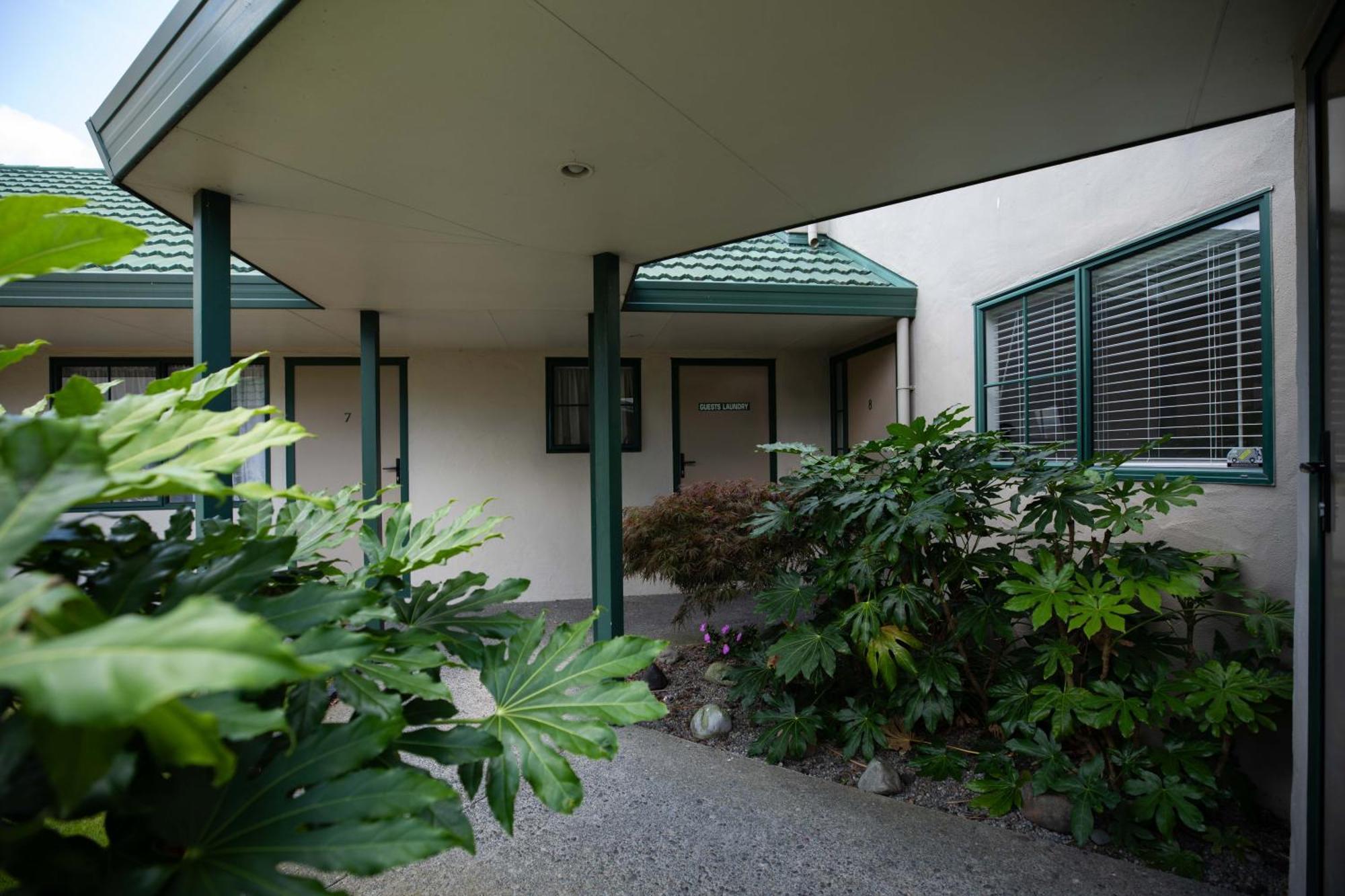 Camelot Motor Lodge And Conference Centre Palmerston North Exterior photo