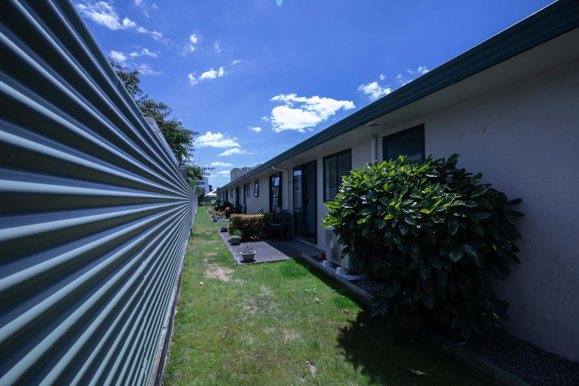 Camelot Motor Lodge And Conference Centre Palmerston North Exterior photo